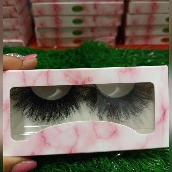 Beautiful Lashes - Picture 3 of 3